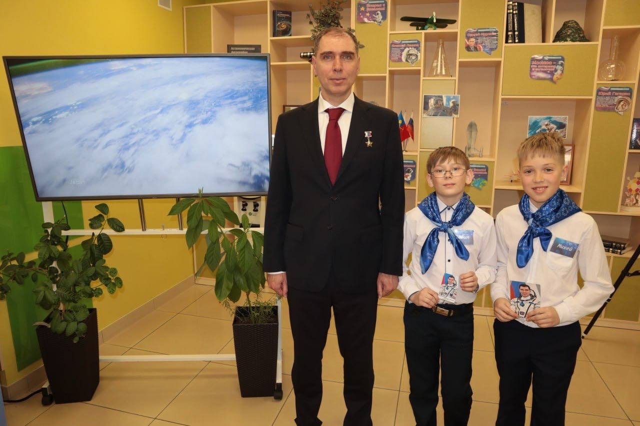 Кузбасские школьники встретились с космонавтом Сергеем Волковым, который четыре раза выходил в открытый космос 
